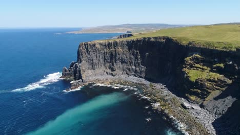 una toma de avión no tripulado de los acantilados de moher, los acantilados marinos más altos de la escarpada costa de west clare de irlanda