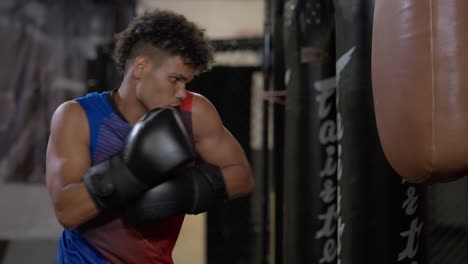 hombre boxeando en un gimnasio