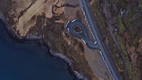 camino en la orilla del mar