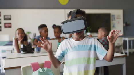 Video-Eines-Glücklichen-Afroamerikanischen-Jungen,-Der-Im-Klassenzimmer-Ein-VR-Headset-Trägt