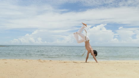 Mann-Tanzt-Capoeira-Am-Strand