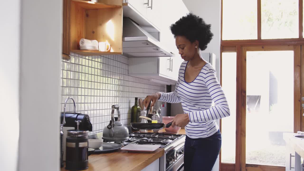 la familia pasa tiempo juntos en casa