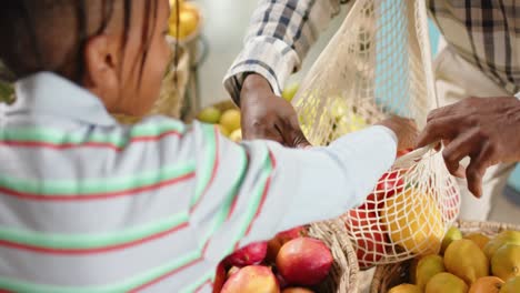 Feliz-Abuelo-Y-Nieto-Afroamericano-Mayor-Comprando-En-Una-Tienda-De-Alimentos-Saludables,-En-Cámara-Lenta