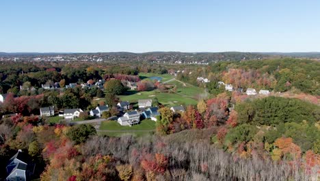 Wunderschöne-Stadt-Haverhill-Mit-Wunderschönen-Herbstfarben,-Luftdrohnen-Fliegen-Nach-Vorne