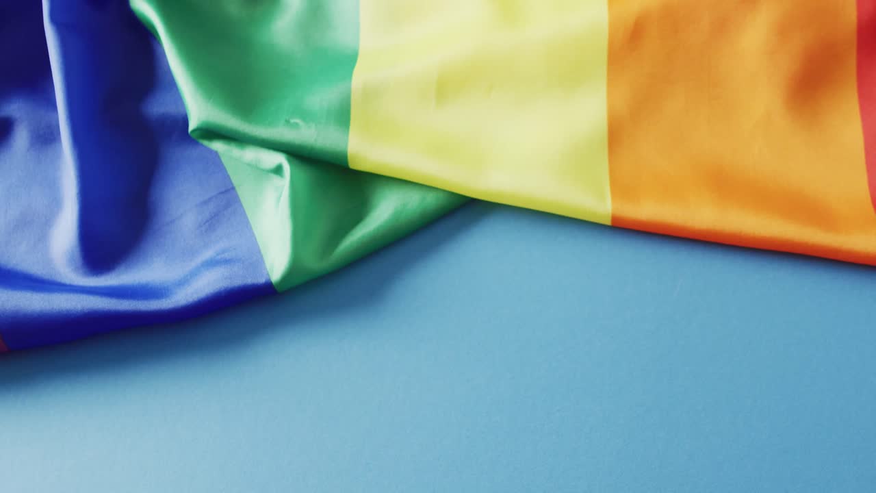 video de tela arco iris sobre fondo azul con espacio para copiar