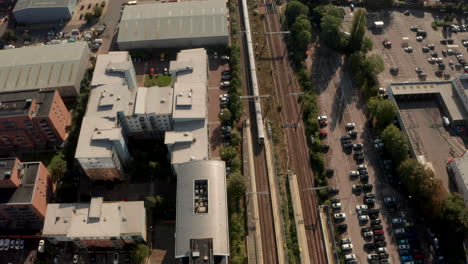 fotografía aérea del tren de la línea elizabeth llegando a la estación de tren de slough