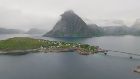 Brücke-überquert-Das-Wasser-Zur-Küstenstadt-Reine-Lofoten-Norwegen-An-Einem-Nebligen-Morgen