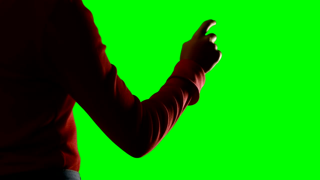 mujer fingiendo usar una pantalla invisible