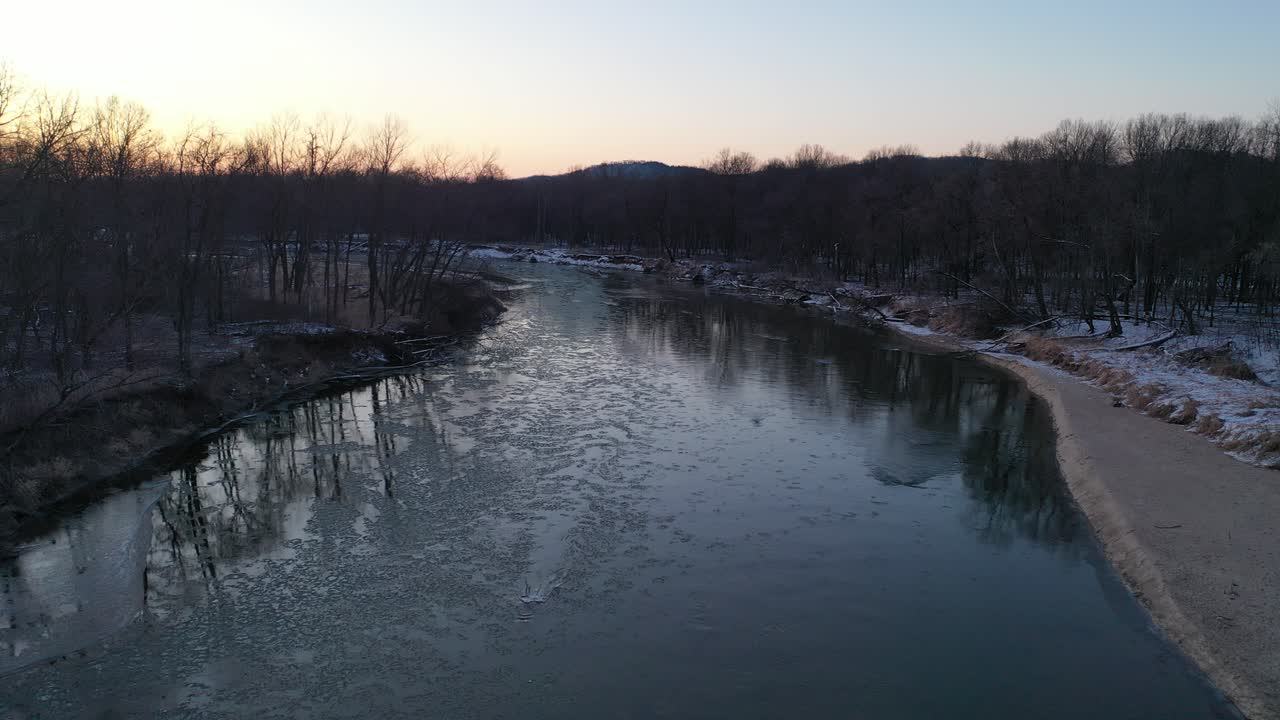 amanecer de invierno sobre un río congelado