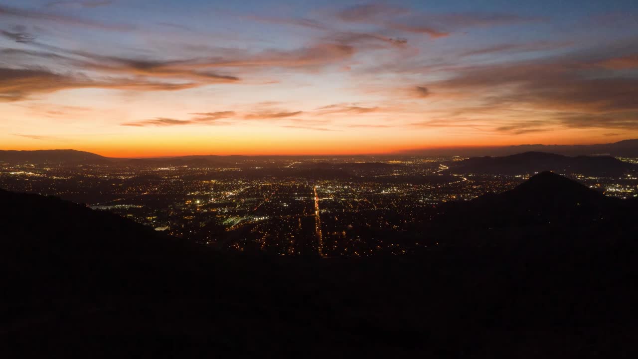 timelapse del paisaje de la ciudad con las luces de la ciudad y una gran puesta de sol