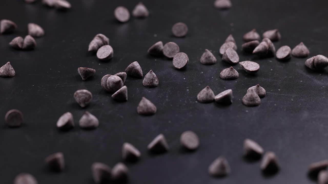 어두운 표면에 초콜릿