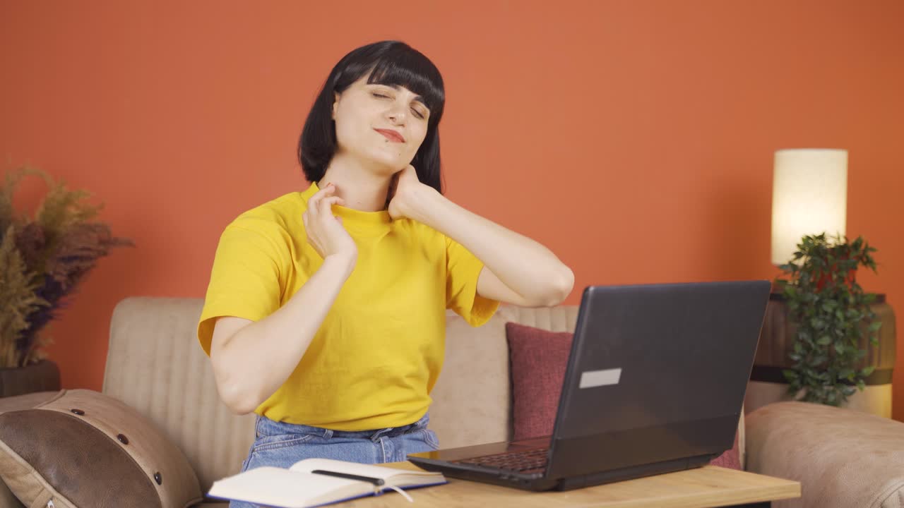 la mujer con dolor de cuello.