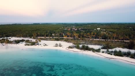 Glatt-Langsam-Nach-Unten-Sinken-Und-Vorwärts-Fliegen-Drohnenschuss-Zum-Strand