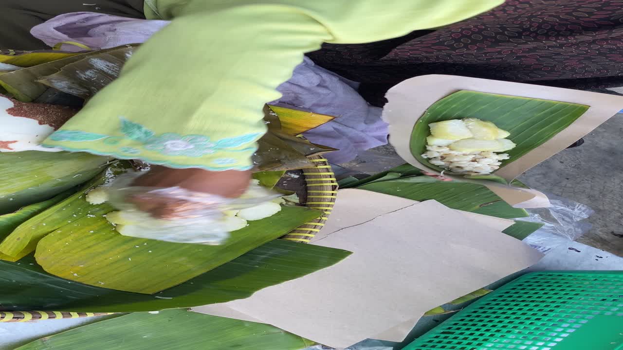 맛있는 루피스 케이크를 준비하는 과정은 전통적인 거리 판매자로부터 직접 신선한 바나나 잎으로 포장됩니다.