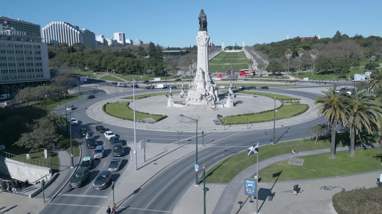 에두아르도 7세를 배경으로 리스본을 감독하는 폼발 후작의 기념비적인 받침대