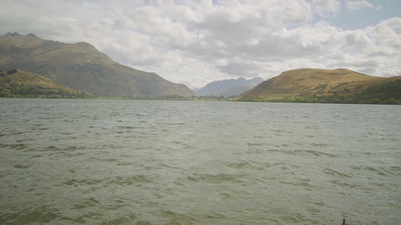 устойчивый снимок поверхности озера хайес, на котором видны холмы