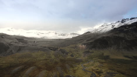 Imágenes-De-Drones-De-Montañas-Cubiertas-De-Nieve-En-Islandia