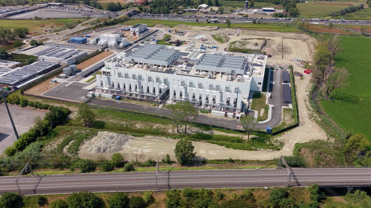 Vista aérea de um grande campus de data center perto de Milão, Itália, mostrando infraestrutura digital moderna e extensas instalações tecnológicas que suportam serviços de nuvem, computação e redes de negócios conectadas