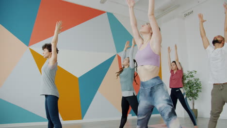 clase de yoga en curso