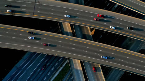 Timelapse-Aéreo-Del-Tráfico-Intenso-En-La-Carretera-De-Paso-Elevado,-Toma-De-ángulo-Alto-Del-Tráfico-En-Atlanta,-Georgia,-Estados-Unidos