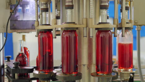 botellas de vino tinto se mueven en una cinta transportadora 4