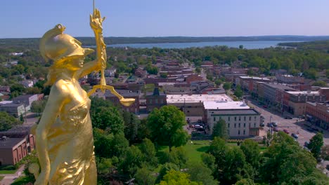 Flying-a-drone-really-close-to-lady-justice-with-a-wonderful-view-on-the-Beautiful-Courthouse-in-Canandaigua,-New-York-near-Canandaigua-Lake