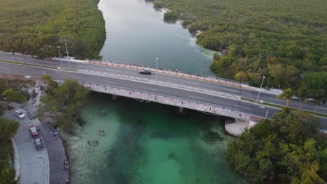 Toma-Aérea-Descendente-Gente-Arriba-Buceando-Debajo-Del-Puente-Punta-Nizuc