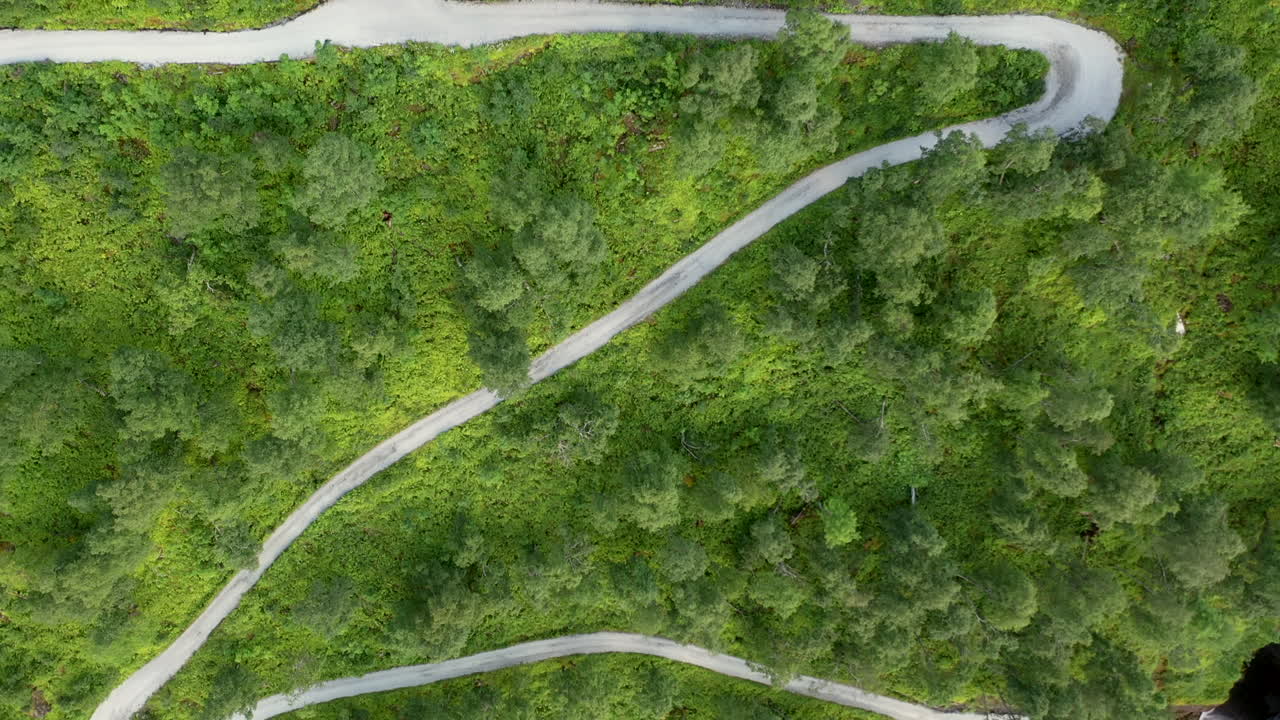 rallarvegen - la parte más empinada y torcida justo debajo de vatnahalsen y el ferrocarril flamsbana