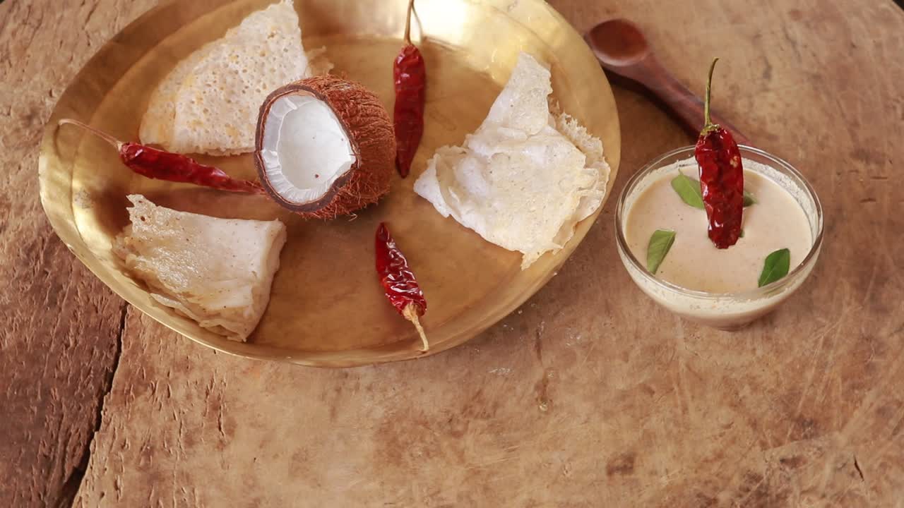 neer dosa, un crepe o plato tradicional, popular y vegetariano del sur de la india, con chuntey de coco y tomate como guarniciones sobre un fondo agradable