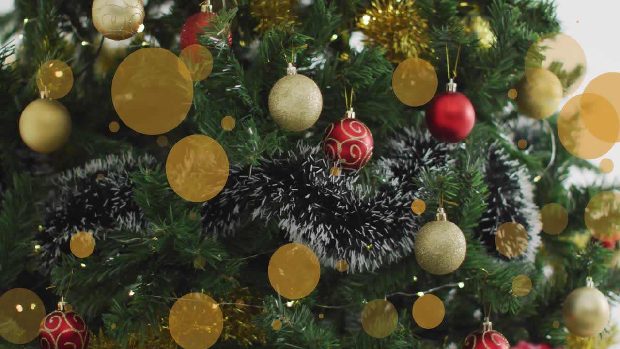 este videoclip presenta un árbol de navidad decorado con bolos, con una animación digital de multip.
