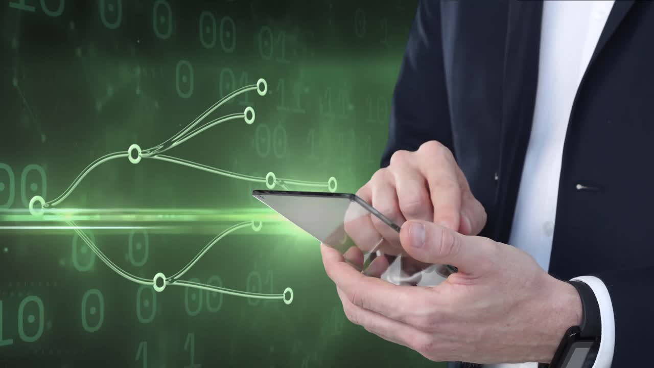 animación de las manos de un empresario caucásico usando un teléfono inteligente a través de conexiones y código binario