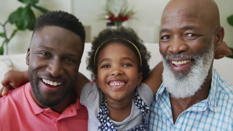 Retrato-De-Un-Feliz-Abuelo-Afroamericano-Con-Un-Hijo-Adulto-Y-Su-Nieta