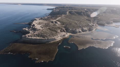 paisaje patagónico - península de valdés en verano rodeada por las aguas costeras del golfo san jose en chubut, argentina, sudamérica