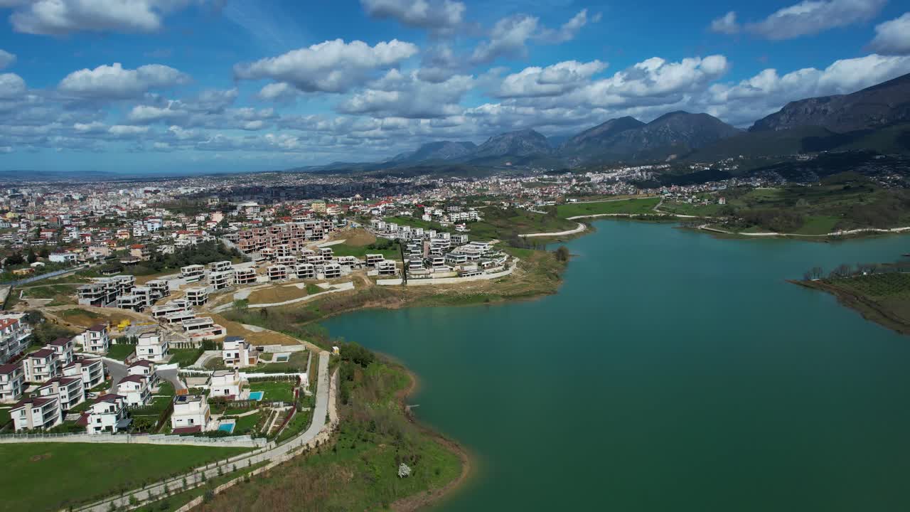 lago farka en las afueras de tirana: complejos de viviendas de lujo con villas en construcción a lo largo de la orilla del lago