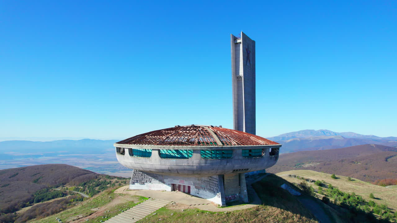 Umlaufende Luftaufnahme des verlassenen Buzludscha-Denkmals, eines sowjetischen brutalistischen Gebäudes in den Bergen Bulgariens
