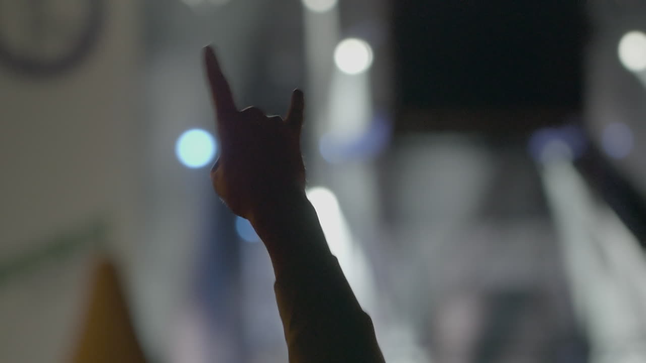 en msu moscú en un concierto del grupo musical kino hombre tomó una foto en el teléfono móvil y luego se vio la mano con el gesto de rocker