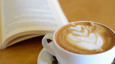 café capuchino con latte art en forma de corazón