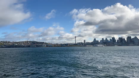 cruzando la bahía de elliott en seattle, washington en la ruta del ferry de bainbridge - hiperlapso del horizonte de la ciudad