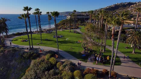 vista aérea de drones sobre la gente divirtiéndose en el parque de la isla del tesoro en laguna beach california