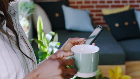 Kaffee,-Telefon-Oder-Schwarze-Frau-In-Den-Sozialen-Medien