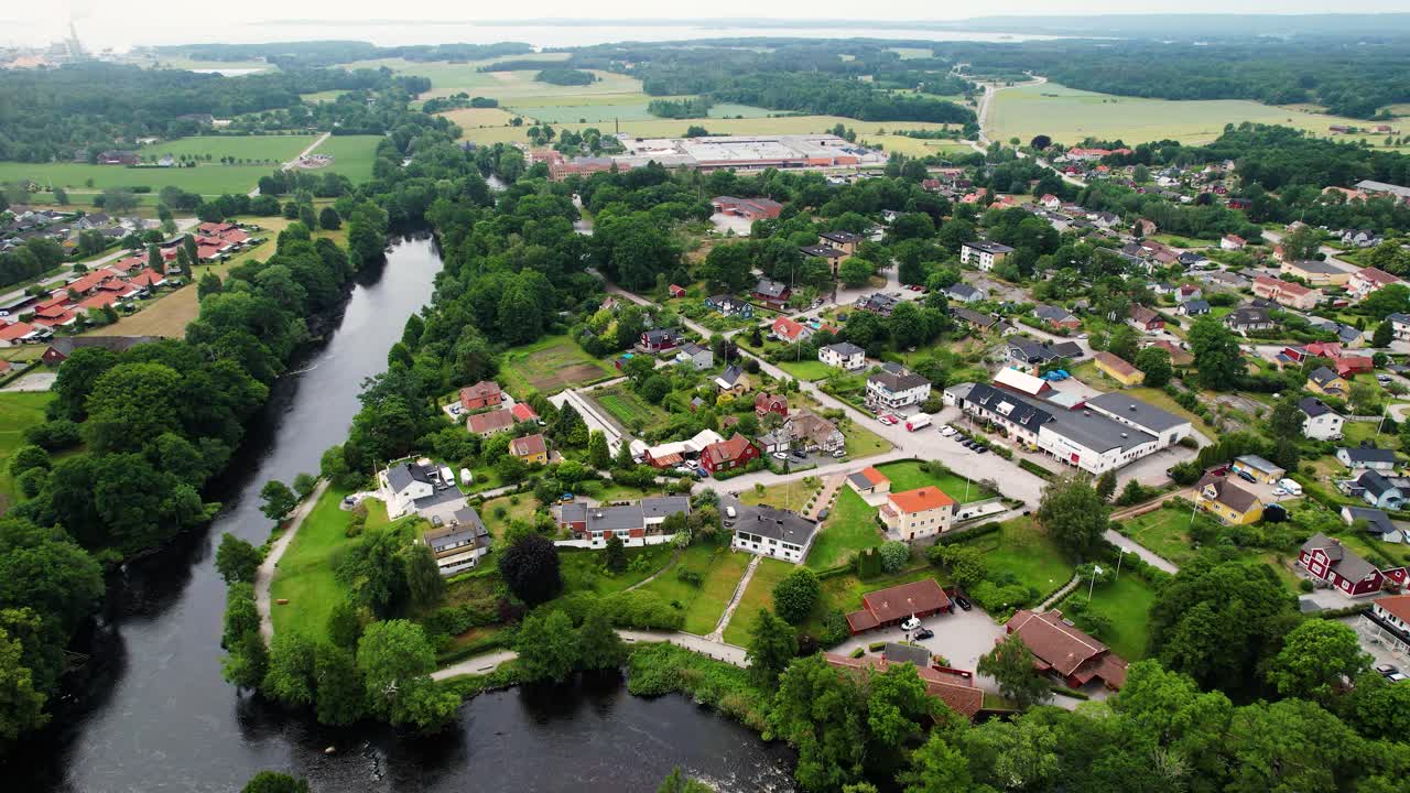 Laksefiskedestinasjon Laxens hus ved Mörrumselven i frodige Blekinge, Sverige, luftfoto.