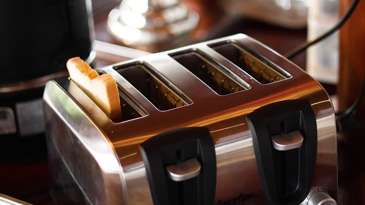 손으로  조각을 토스터에 넣는 것