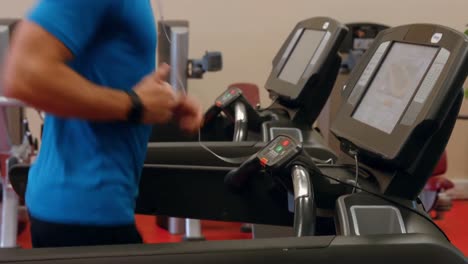 Fit-man-running-on-treadmill-in-gym