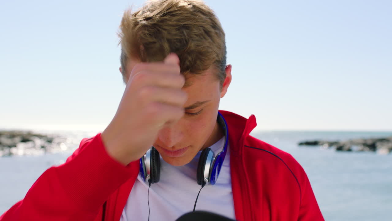 패션, 바다와 십대 소년의 얼굴