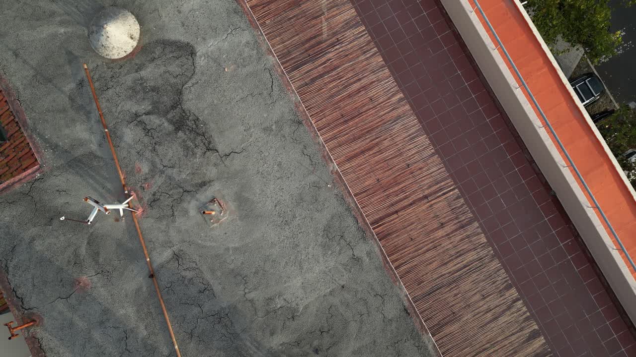 움직이는 역동적이고 빛으로 빛나는 지붕의 위쪽 풍경으로, 장면에 흥미롭고 활기찬 차원을 추가합니다.