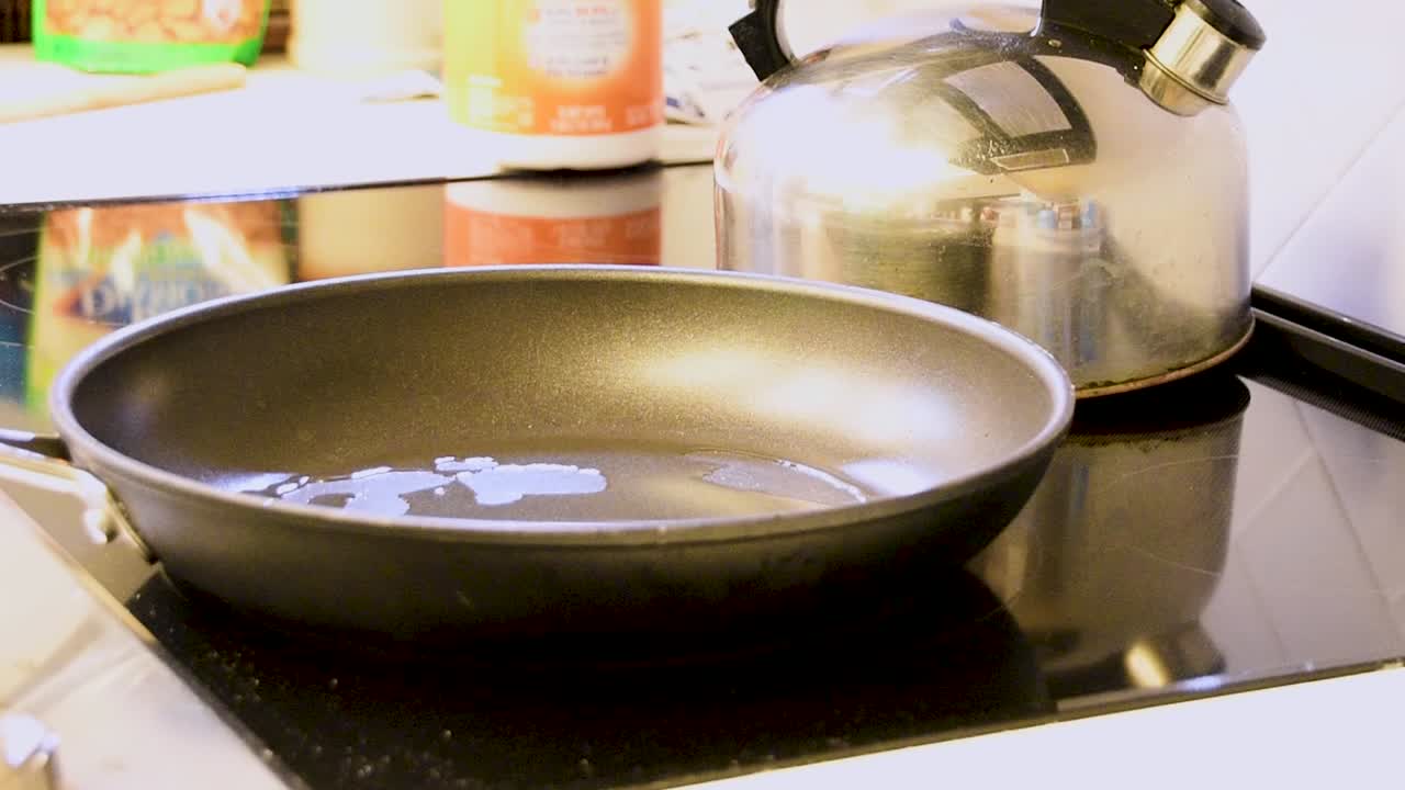 프라이팬에 기름이 데워진다.