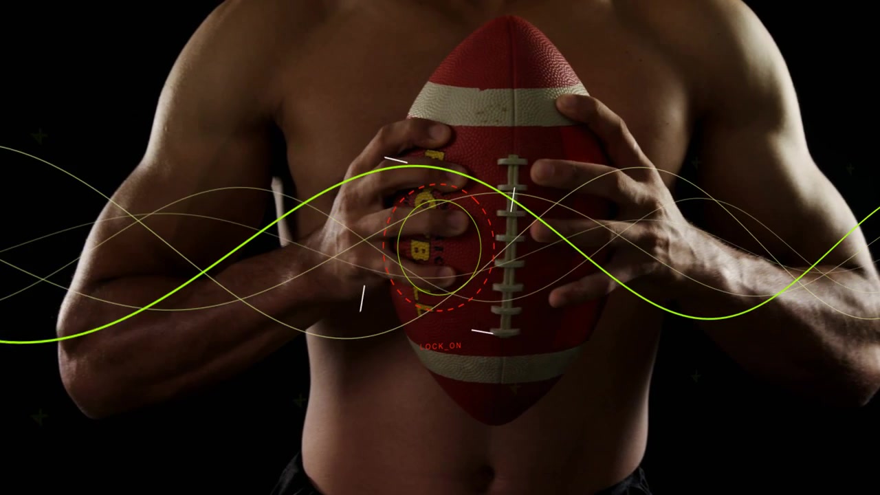 Atleta che tiene un pallone da football americano, mostrando marcature HUD e una barra sinistra sul pallone, mentre regola la presa per l'allenamento sportivo.