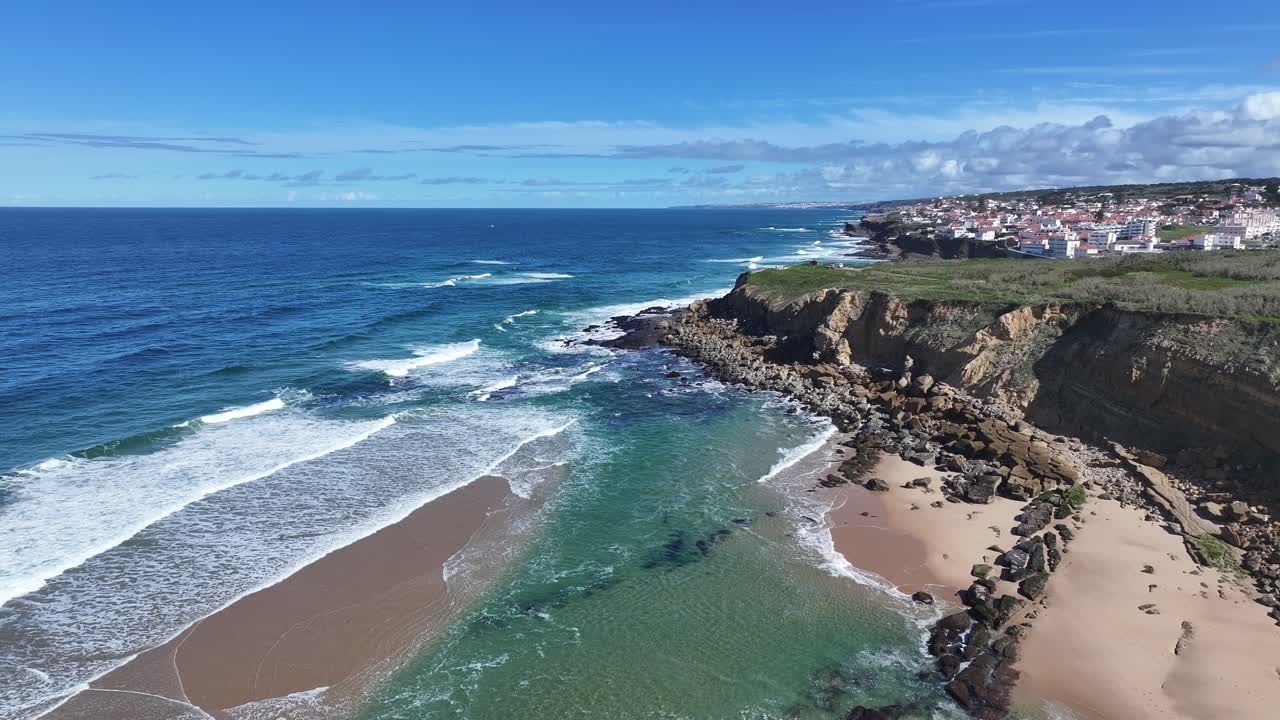 Praia Grande em Sintra, no distrito de Lisboa, Portugal. Paisagem de praia. Paisagem marinha natural. Destino de viagem. Praia Grande em Sintra, no distrito de Lisboa, Portugal. Água turquesa