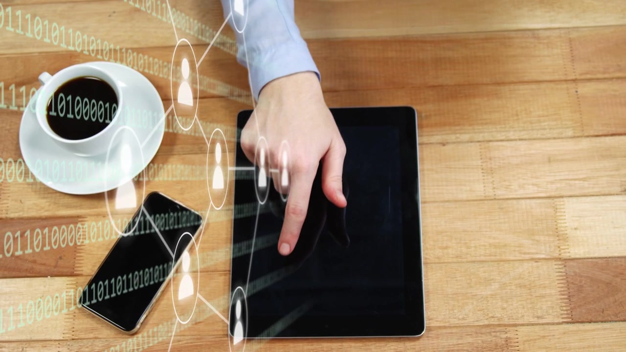 Mano destra che tocca e trascina il tablet mentre una sovrapposizione di bit scorre allineando i nodi e visualizzando la rete