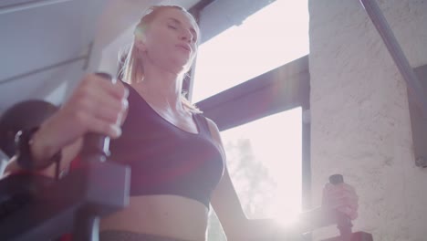 vista de mano de una mujer joven haciendo ejercicio en un centro de fitness